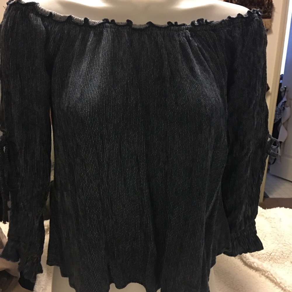 American Eagle Size XS blue flowy shirt.
